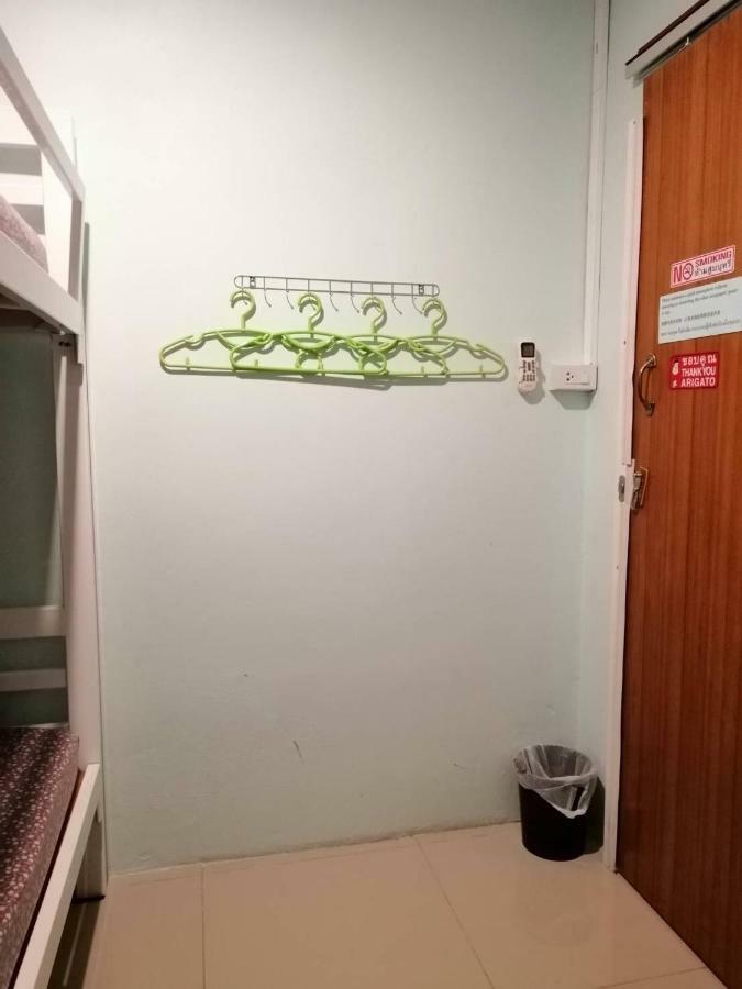 My Little Home Hostel Банкок Екстериор снимка